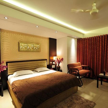Hotel Surabhi Regency Ānand Exteriör bild