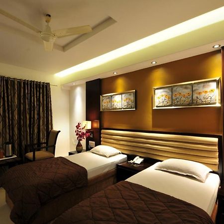 Hotel Surabhi Regency Ānand Exteriör bild