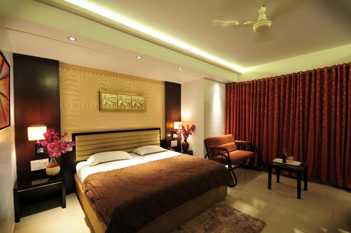 Hotel Surabhi Regency Ānand Exteriör bild
