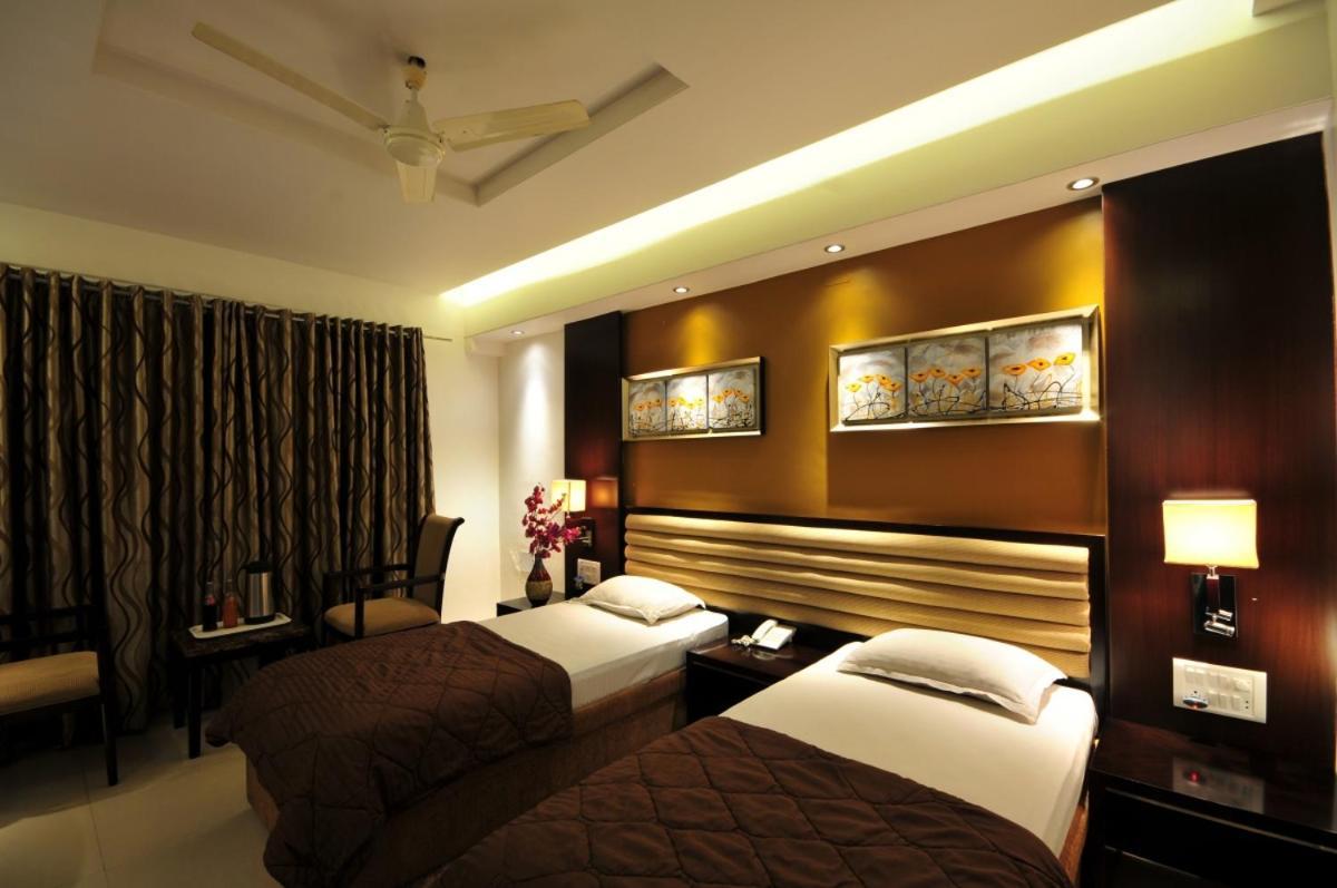 Hotel Surabhi Regency Ānand Exteriör bild