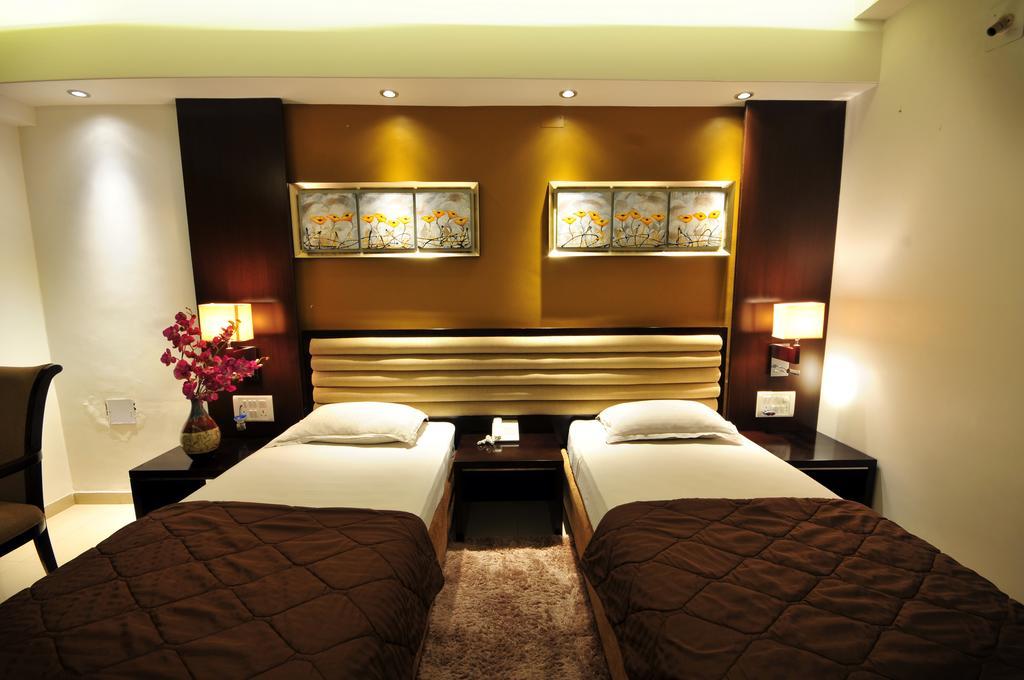 Hotel Surabhi Regency Ānand Rum bild