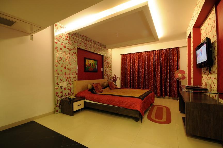 Hotel Surabhi Regency Ānand Exteriör bild
