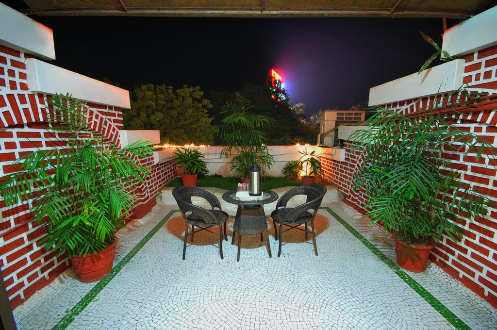 Hotel Surabhi Regency Ānand Exteriör bild