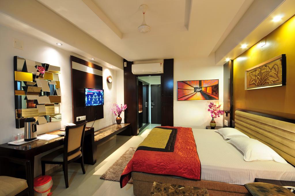 Hotel Surabhi Regency Ānand Exteriör bild