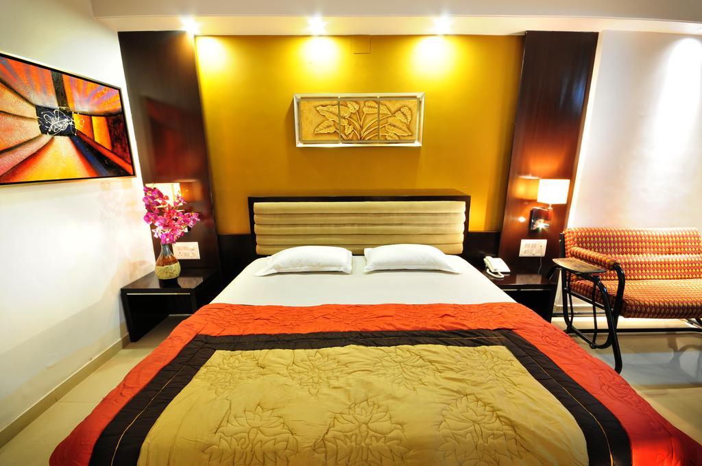 Hotel Surabhi Regency Ānand Exteriör bild
