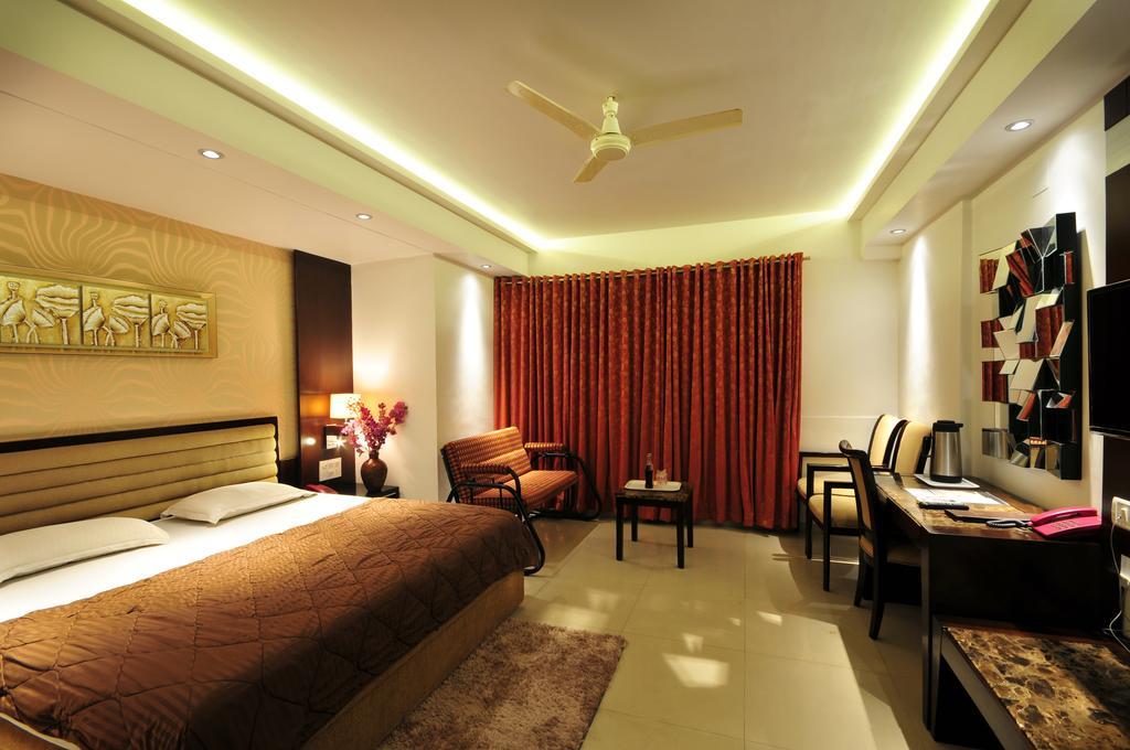 Hotel Surabhi Regency Ānand Exteriör bild