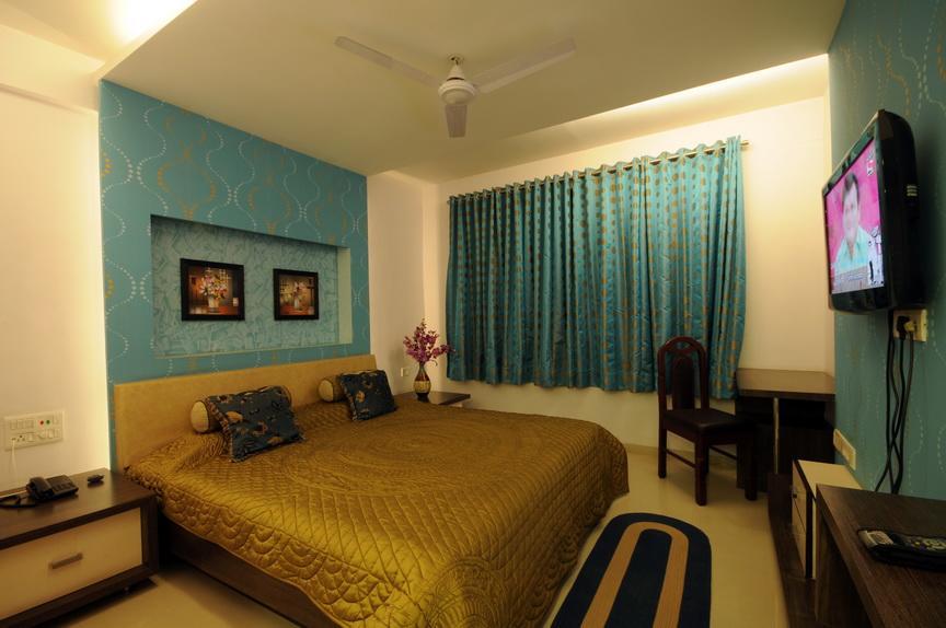 Hotel Surabhi Regency Ānand Exteriör bild