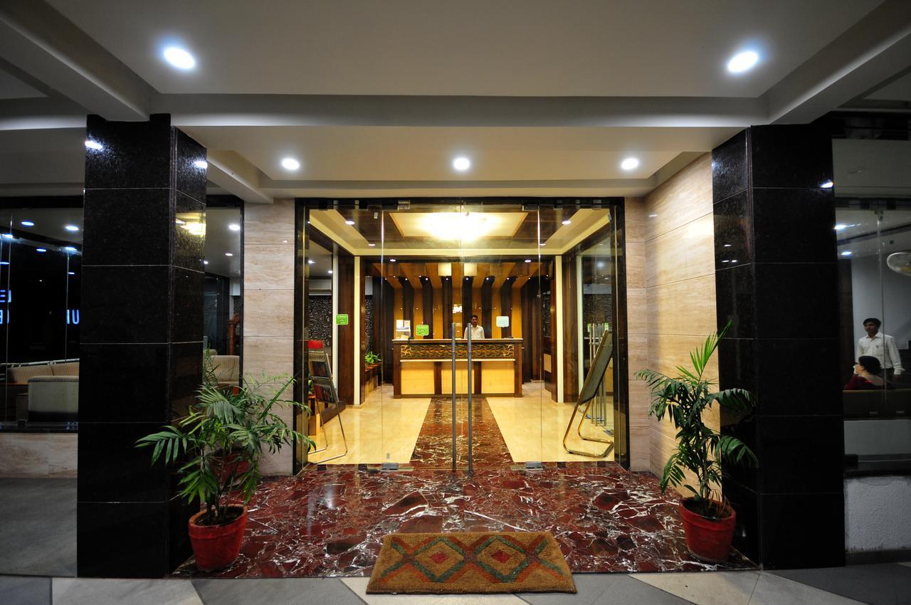 Hotel Surabhi Regency Ānand Exteriör bild