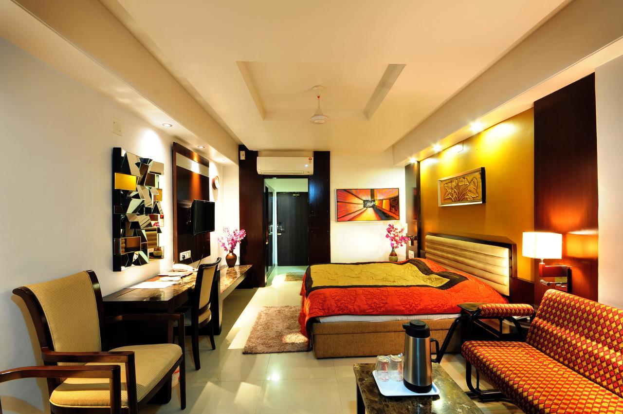 Hotel Surabhi Regency Ānand Exteriör bild