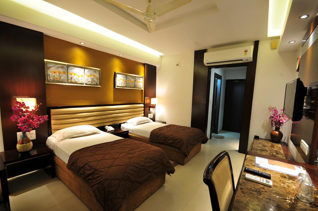 Hotel Surabhi Regency Ānand Exteriör bild