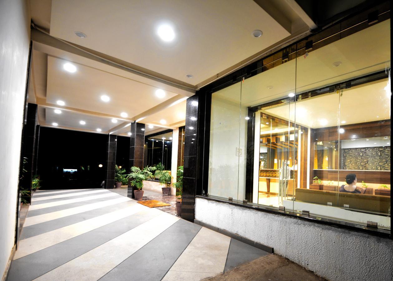 Hotel Surabhi Regency Ānand Exteriör bild